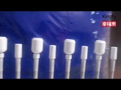 Travail quotidien à l'usine: peinture par pulvérisation de bouteilles en verre