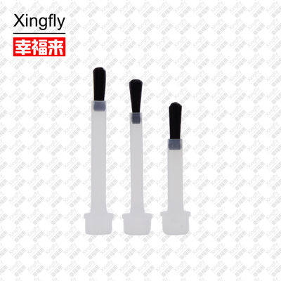 Des pinceaux blancs et noirs pour les ongles