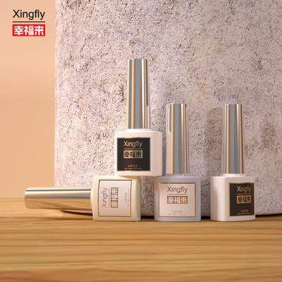 La bouteille de vernis à ongles de 7 ml se distingue par son design en verre carré sur mesure.